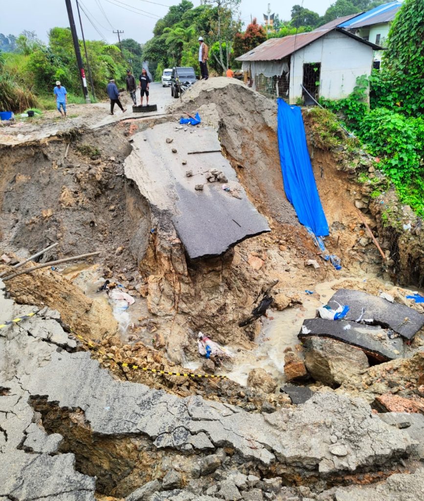 Foto "Longsor Putus Jalan Provinsi di Dairi, Akses Sumbul-Pangiringan Terhenti